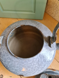 Grote grijs gewolkte emaille water ketel