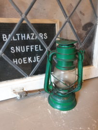 Oud groen metalen stormlantaarn stormlamp