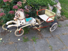 Oude nostalgische driewieler paard met sulky