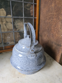 Grijs gewolkte emaille waterketel
