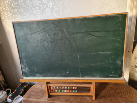 Oud krijtbord met telraam