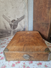 Oude doorleefde houten transport kist
