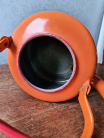 Grote rode oranje emaille waterketel
