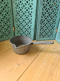 Grijs gewolkte emaille steelpan