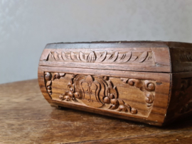 Oude bewerkte houten sieradendoos bloem
