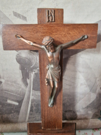 Kruisbeeld wijwaterbakje