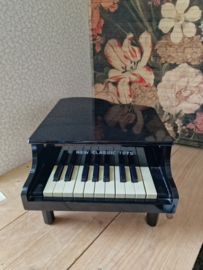 Zwart houten kinderpiano