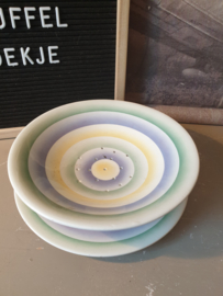 Pastel kleurige fruittest op pootjes met onderbord