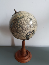 Wereldbol op voet