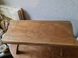 Oud houten krukje vensterbank