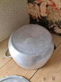 Grote oude aluminium pan