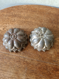 Oude metalen bakvorm bloem