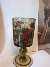 Oud glas op voet zeilschip
