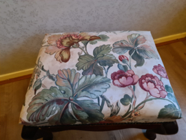 Oud voetenbankje footstool bloemen