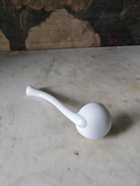 Oud wit porseleinen sauslepeltje