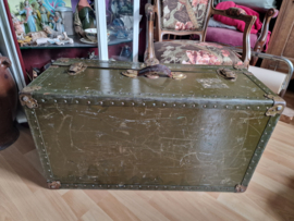 Antieke legergroene koffer