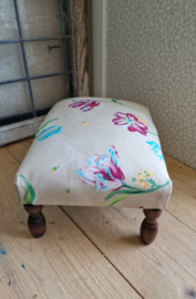 Brocante voetenbankje tulp