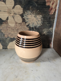 Grote oude bandenpot