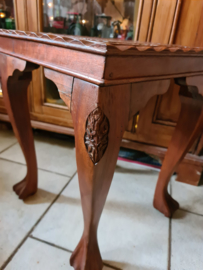 Oud bewerkt houten tafeltje