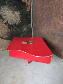 Oud rood houten kinderpiano