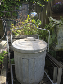 Oude zinken vuilnisemmer