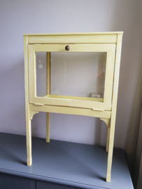 Brocante zachtgeel theekastje