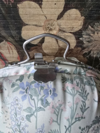 Oude gebloemde stoffen theemuts