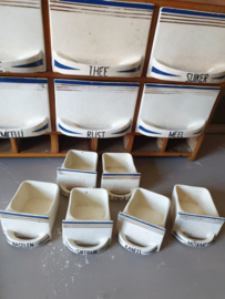 Antieke kruidenkast koffie thee suiker