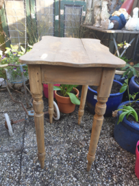 Oud houten tafeltje tafel