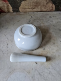 Wit porseleinen vijzel