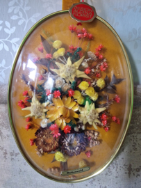 Oud droogbloemen boeket in bolglas lijst