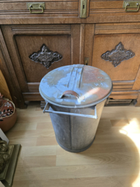 Oude zinken vuilnisemmer Bussum