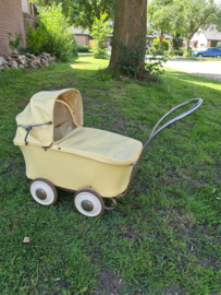 antiek zachtgele poppenwagen