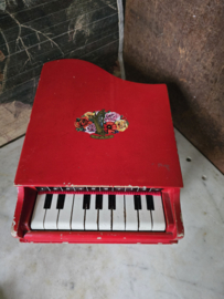 Oud rood houten kinderpiano