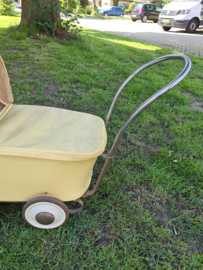 antiek zachtgele poppenwagen