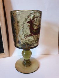 Oud glas op voet springend hert