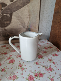 Oud wit emaille schenk kannetje