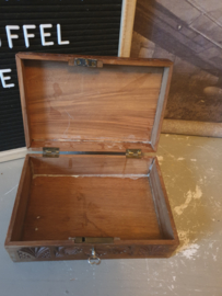 Oud bewerkt houten kistje met sleutel