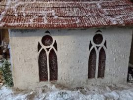 Oud handgemaakt kerkje kerst
