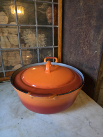 Oranje geëmailleerde gietijzeren pan