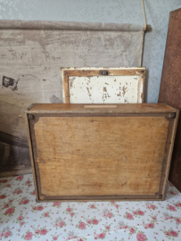 Oude doorleefde houten transport kist