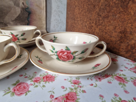 Brocante soepkom met schotel rozen