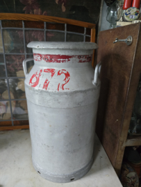 Oude aluminium melkbus