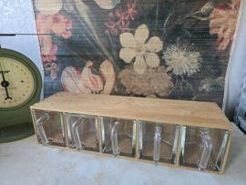 Glazen grutterskast kruidenkast