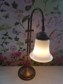 Antiek koperen tafellamp met wit glazen kap