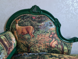 Oud bankje sofa bosdieren