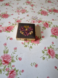 Pillendoosje geborduurde bloemetjes  nr6