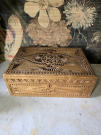 Oude bewerkte houten kist