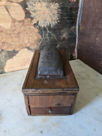 Antiek houten naaidoos speldenkussen