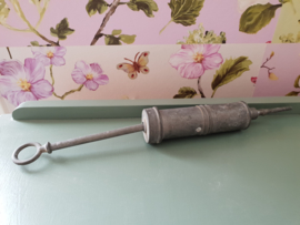 Oude zinken oliespuit